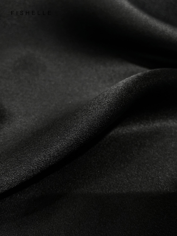 Bufanda de seda pura negra de  - Silk Neck Scarf reseña y precio